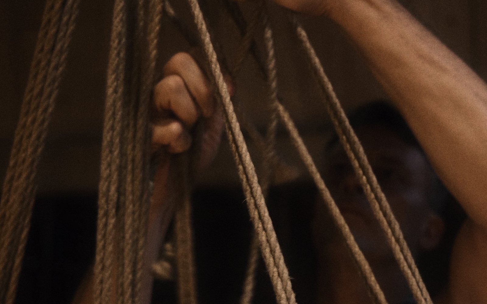 Deelnemers oefenen een binding tijdens een shibari les