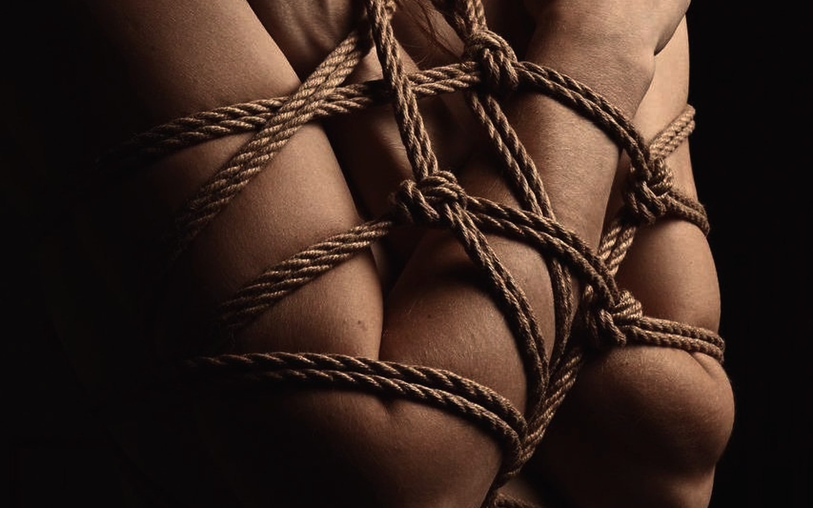 Iemand rust in touw tijdens een prive shibari sessie